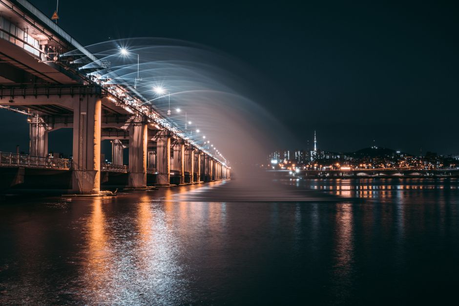 Banpo bridge rainbow fountain Seoul night water show