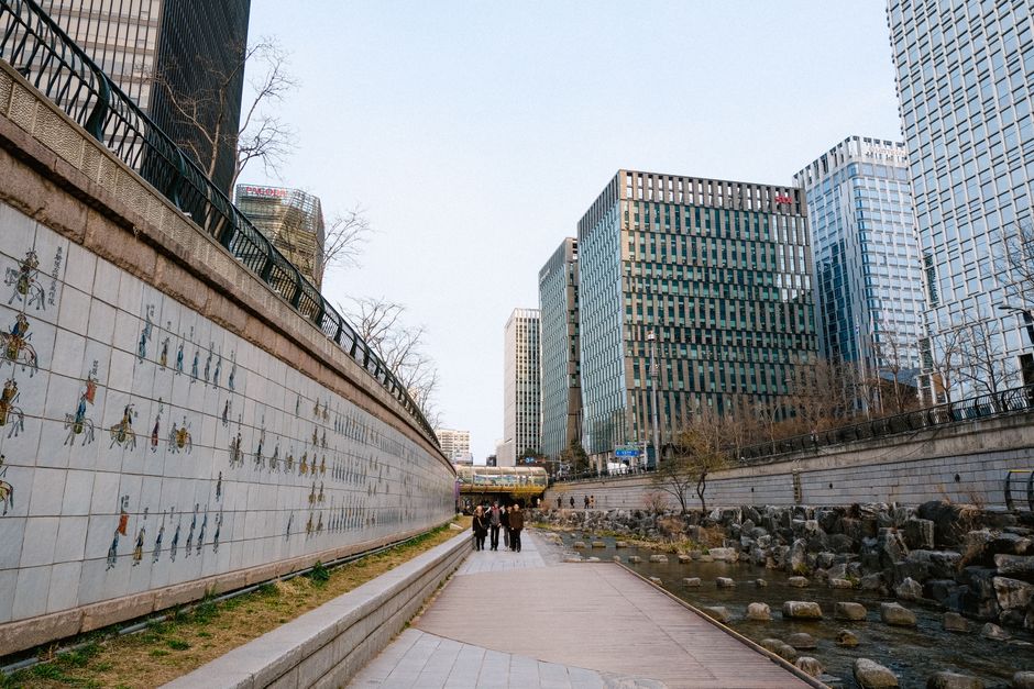 Cheonggyecheon Stream Guide 2026: The Walk, Lights & Getting There