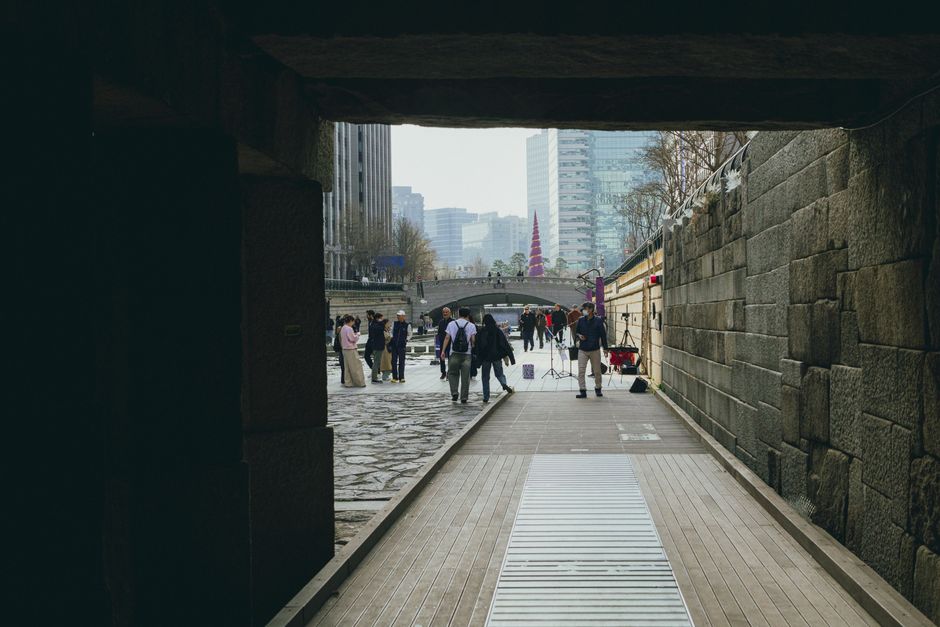 Cheonggyecheon stream waterfall at Cheonggye Plaza with city skyline