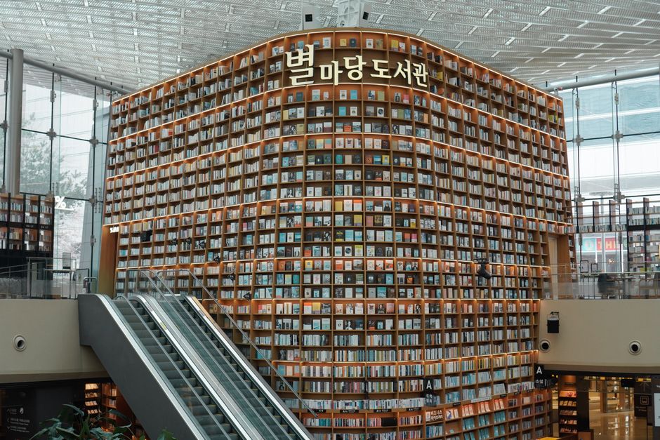 Complete Guide to Visiting Seoul in 2026: Neighborhoods, the AREX Train, and What ₩120,000 a Day Buys