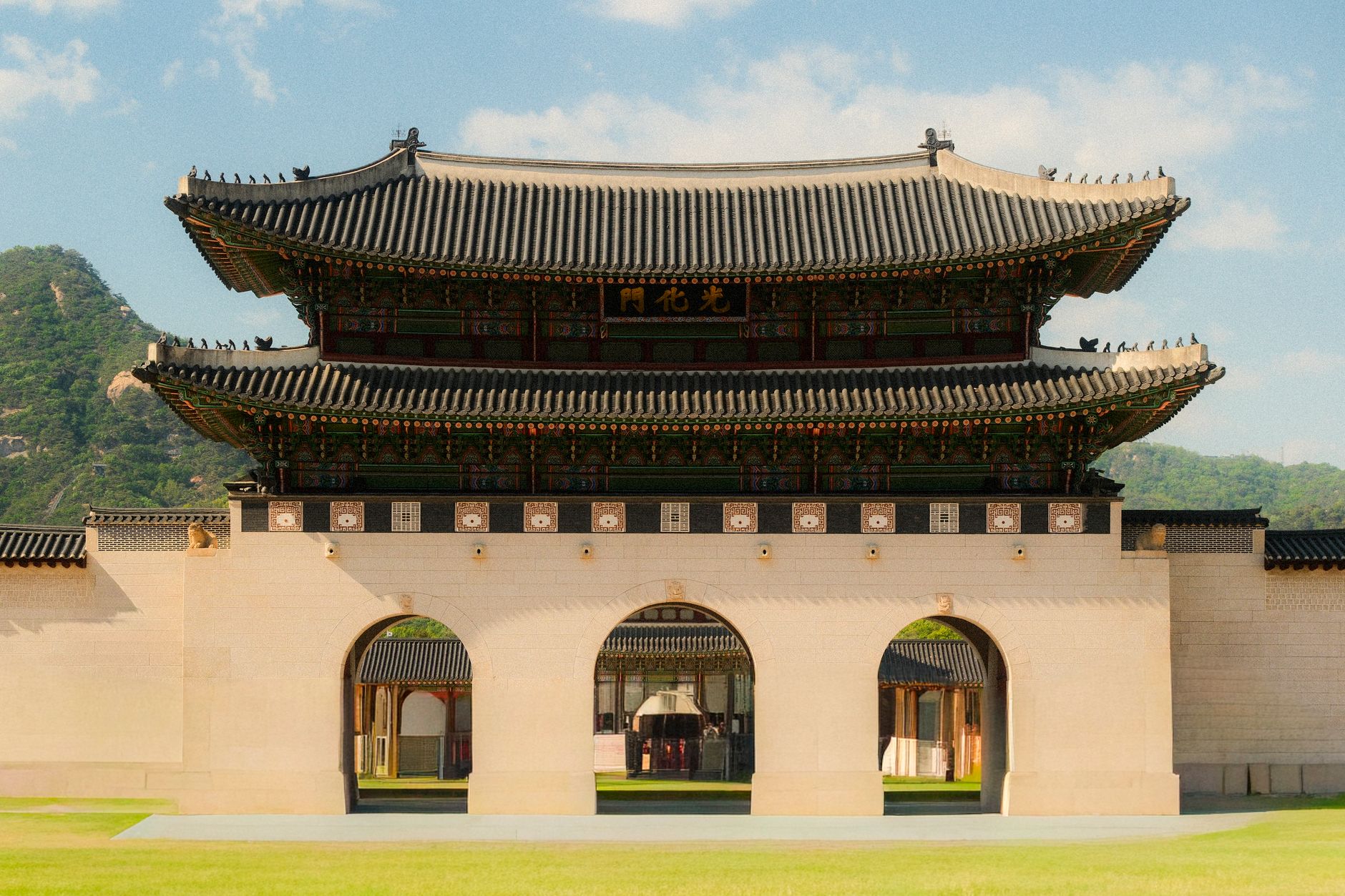 Gwanghwamun Square Guide 2026: What to Do & Getting There