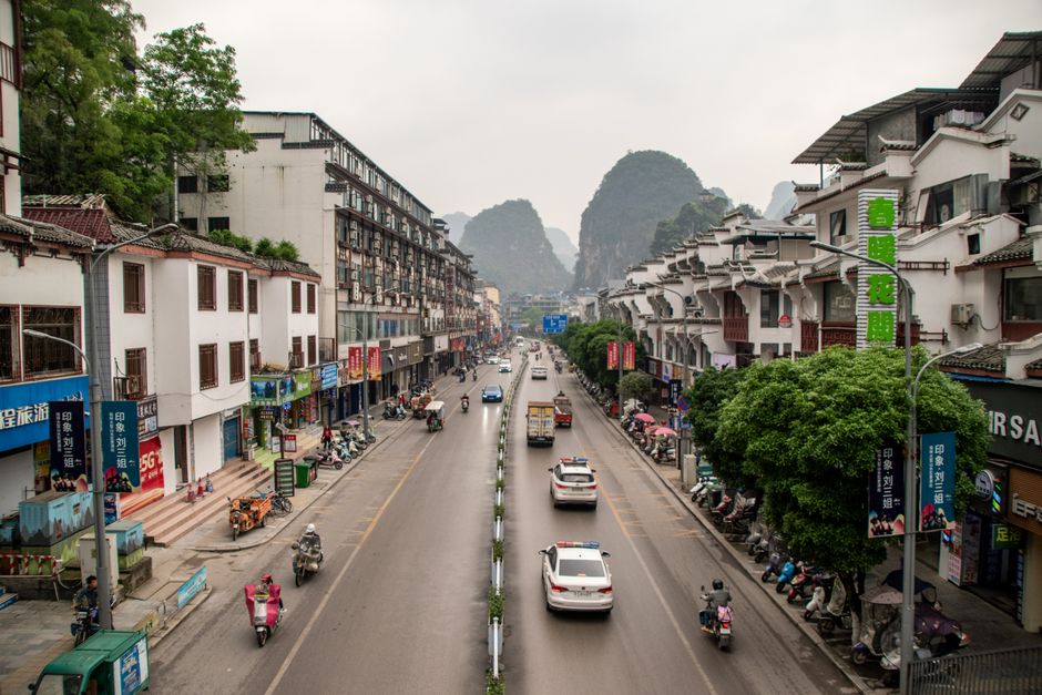 How do you get from Guilin Liangjiang Airport into the city?