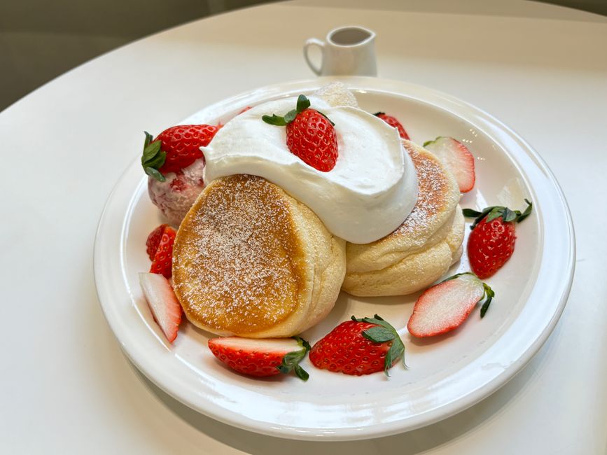Korean souffle pancake dessert in hanok cafe Ikseondong