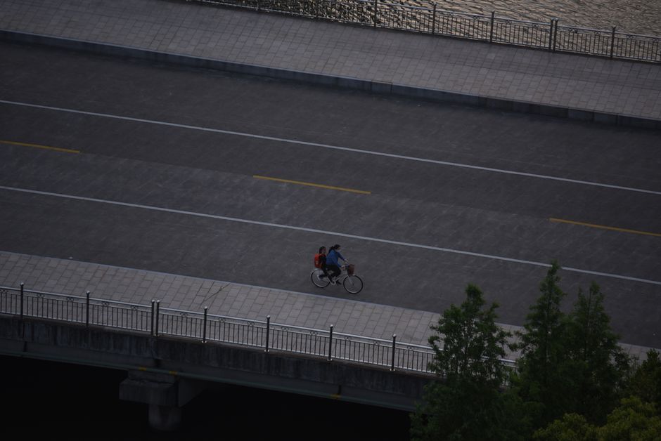 Seoul bike path along Han River with cyclists