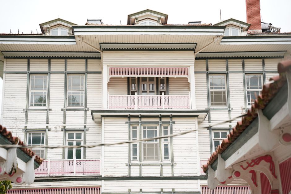 Yeongbingwan State Guest House large wooden pillars Cheong Wa Dae