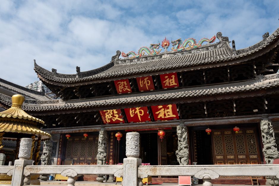 Yu Garden (Shanghai) Complete Guide 2026: Metro Line 10, Nanxiang Xiaolongbao Prices & City God Temple