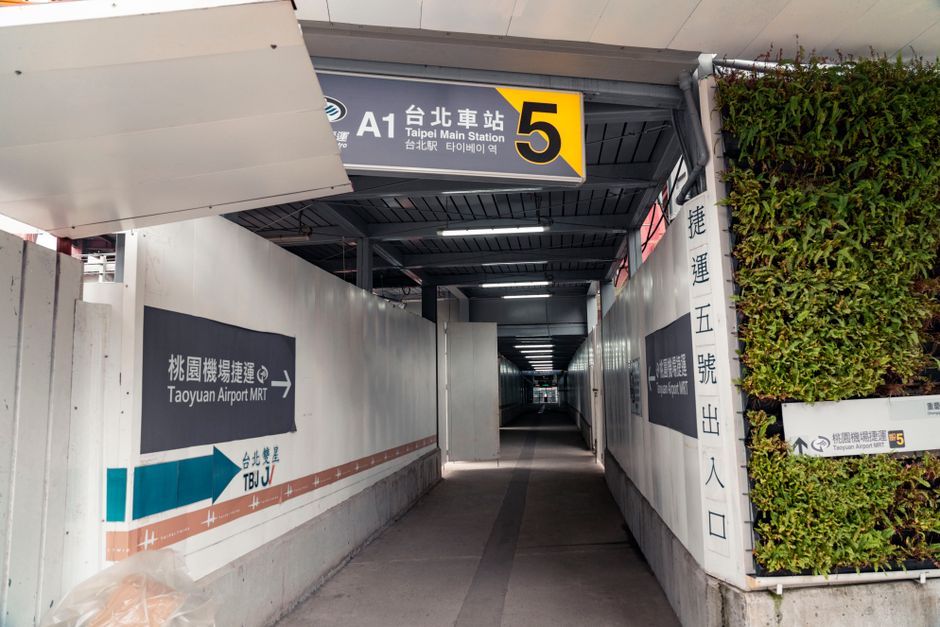 How Do I Get From the Airport Into Taipei?