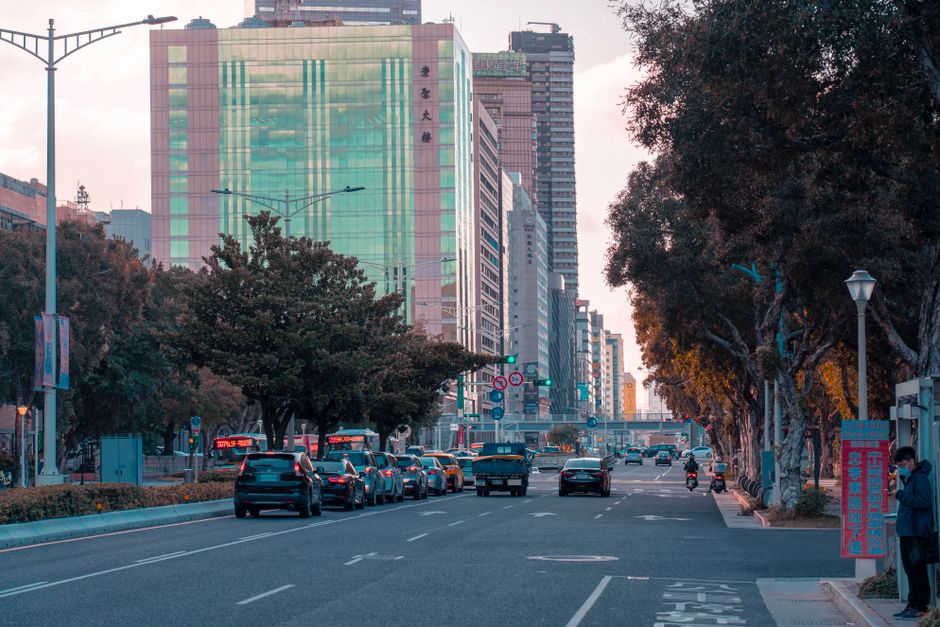 How do you get from Kaohsiung Airport into the city?