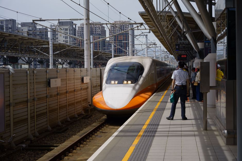 How to Buy Taiwan High Speed Rail Tickets in 2026: T Express vs Klook vs the Station Kiosk