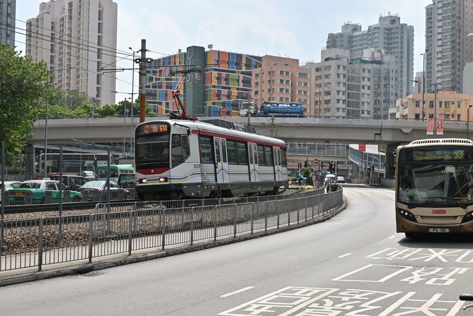 Peak Tram vs. Bus 15 vs. Taxi: Which Actually Gets You There Faster